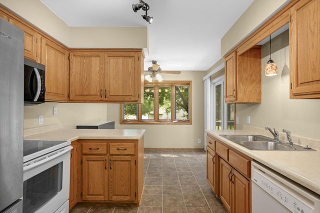 4361 Buckingham Court 1207, Vadnais Heights, MN 55127