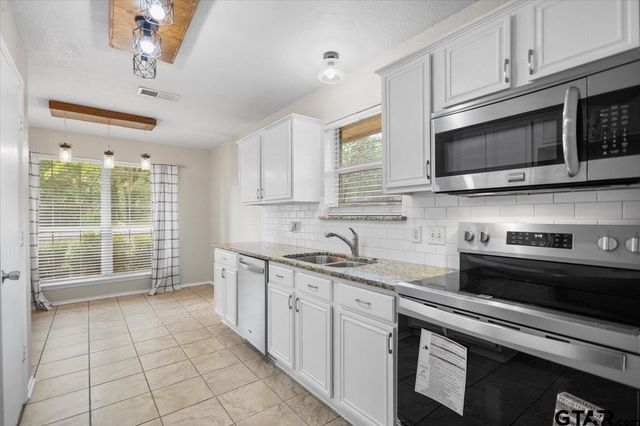 15421 Brittain Ct, Lindale, TX 75771