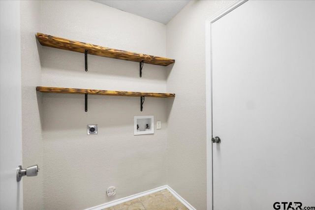 15421 Brittain Ct, Lindale, TX 75771