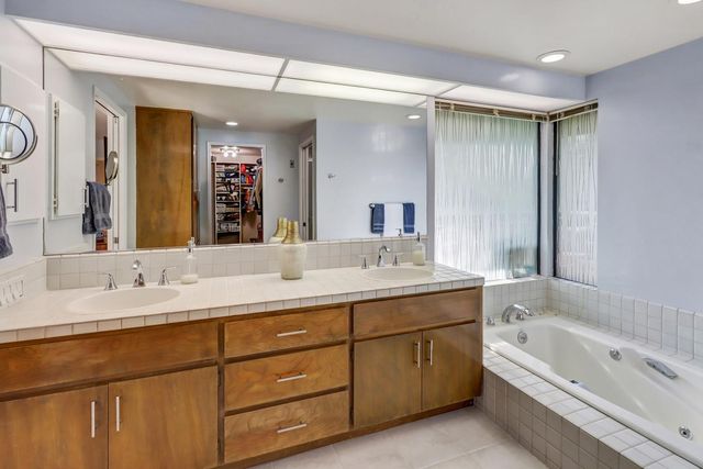 25 River Bluff Ln, Carmichael, CA 95608