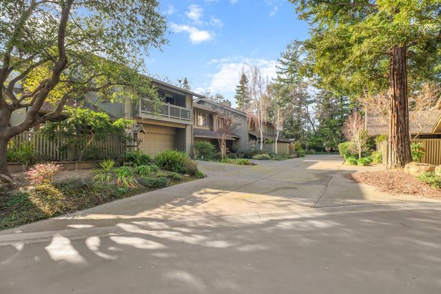 25 River Bluff Ln, Carmichael, CA 95608