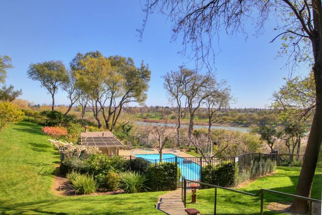 25 River Bluff Ln, Carmichael, CA 95608