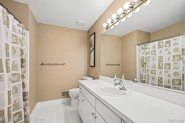 737 Woodfield Way, Rochester Hills, MI 48307