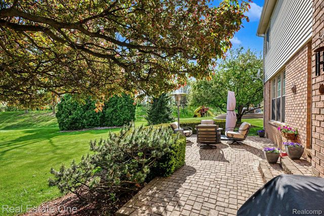 737 Woodfield Way, Rochester Hills, MI 48307