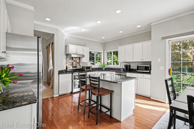 737 Woodfield Way, Rochester Hills, MI 48307