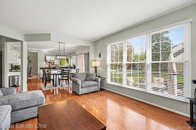 737 Woodfield Way, Rochester Hills, MI 48307