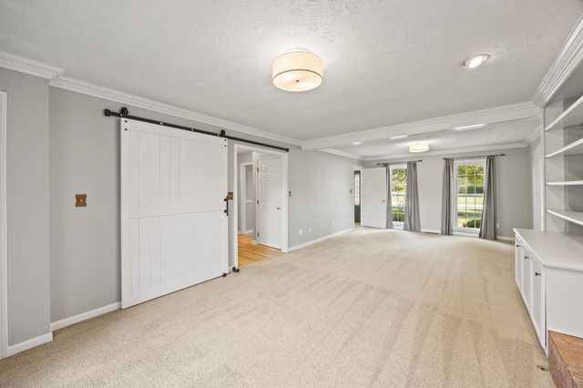 6025 Secretariat Circle, Versailles, KY 40383