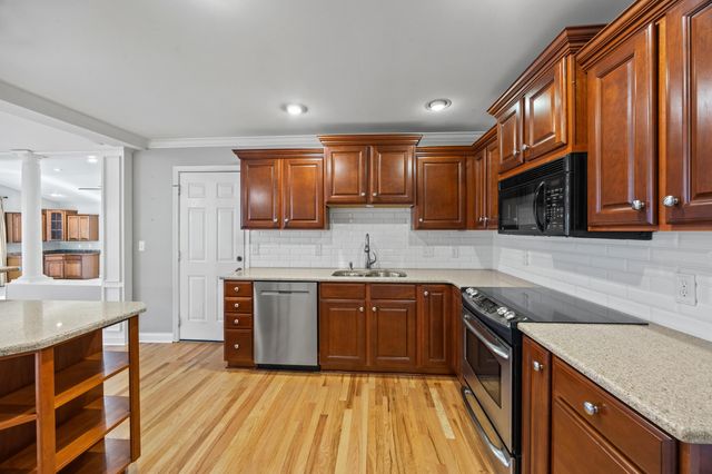 6025 Secretariat Circle, Versailles, KY 40383