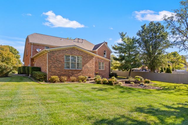 6025 Secretariat Circle, Versailles, KY 40383