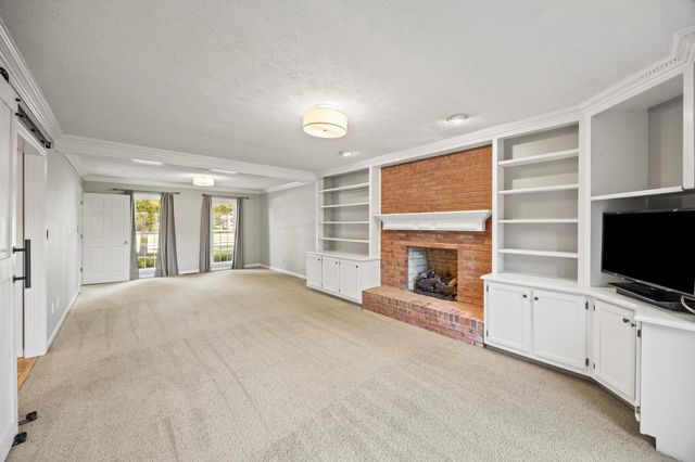 6025 Secretariat Circle, Versailles, KY 40383