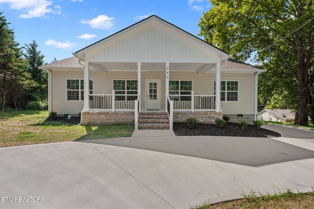 711 Byrd St, Clinton, TN 37716