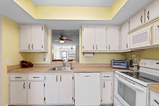 10 Willowbrook Lane 104, Delray Beach, FL 33446