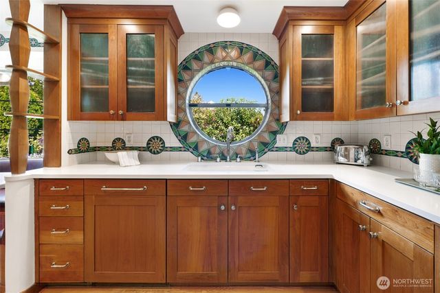 6049 Princeton Avenue NE, Seattle, WA 98115
