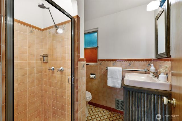 6049 Princeton Avenue NE, Seattle, WA 98115