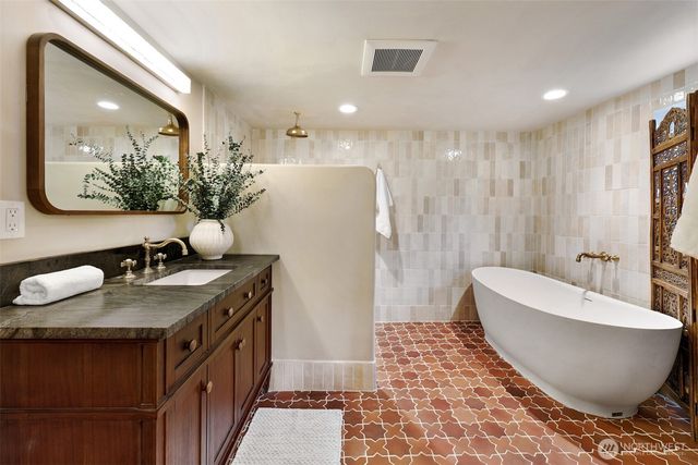 6049 Princeton Avenue NE, Seattle, WA 98115