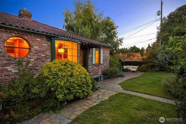 6049 Princeton Avenue NE, Seattle, WA 98115