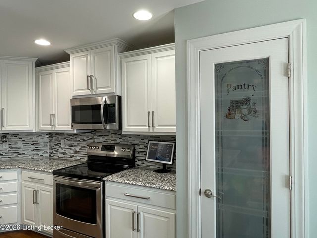 7913 Emma Ct, Louisville, KY 40291
