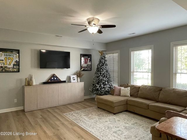 7913 Emma Ct, Louisville, KY 40291