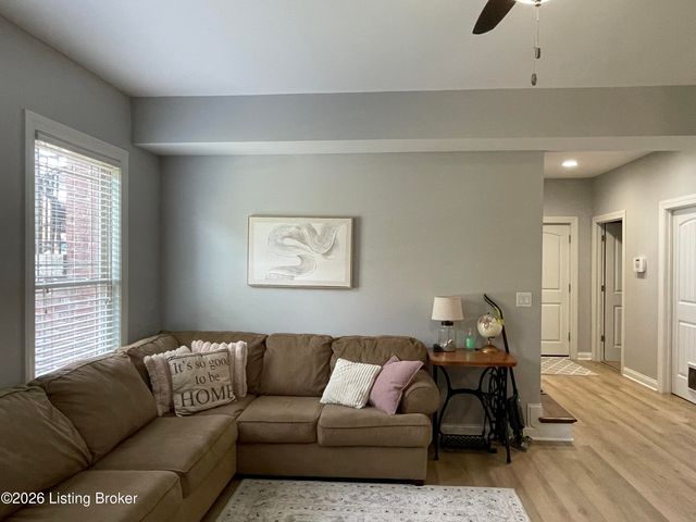 7913 Emma Ct, Louisville, KY 40291