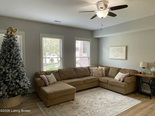 7913 Emma Ct, Louisville, KY 40291