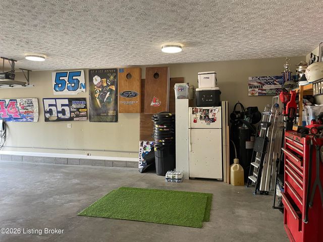 7913 Emma Ct, Louisville, KY 40291
