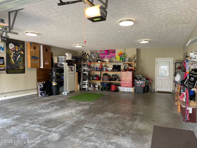 7913 Emma Ct, Louisville, KY 40291