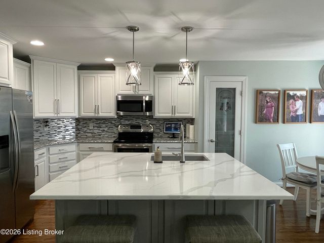 7913 Emma Ct, Louisville, KY 40291