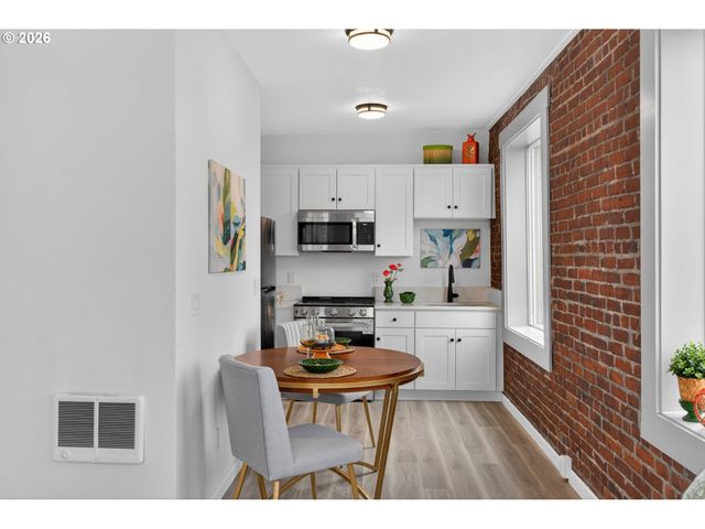 708 N KILLINGSWORTH St 8, Portland, OR 97217