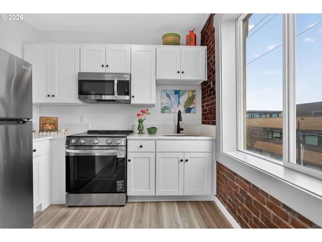 708 N KILLINGSWORTH St 8, Portland, OR 97217