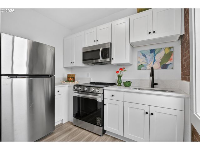 708 N KILLINGSWORTH St 8, Portland, OR 97217