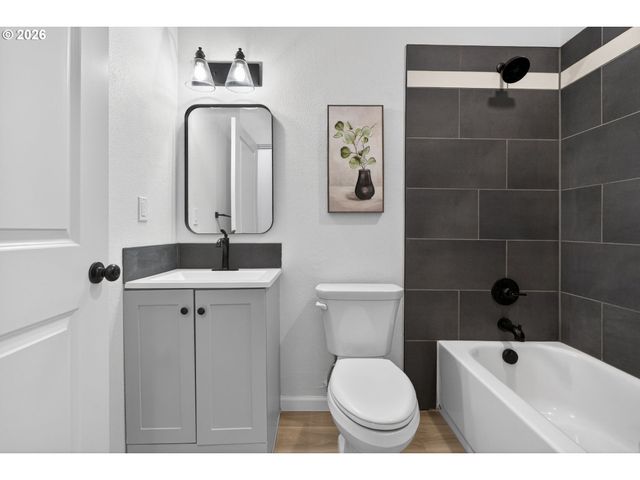 708 N KILLINGSWORTH St 8, Portland, OR 97217