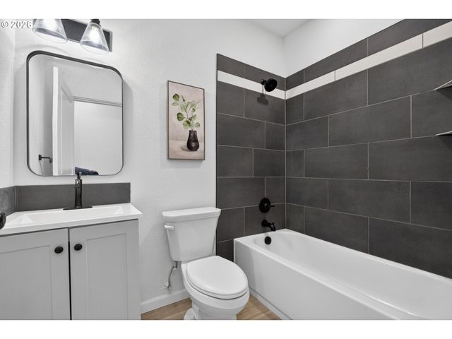 708 N KILLINGSWORTH St 8, Portland, OR 97217