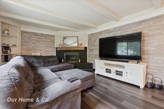 1334 Greenview Drive, Grand Blanc, MI 48439