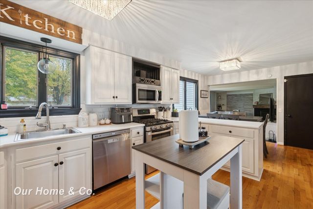 1334 Greenview Drive, Grand Blanc, MI 48439