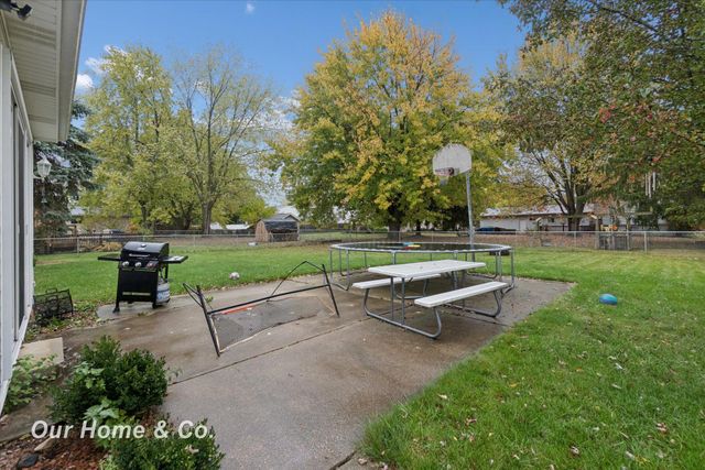 1334 Greenview Drive, Grand Blanc, MI 48439