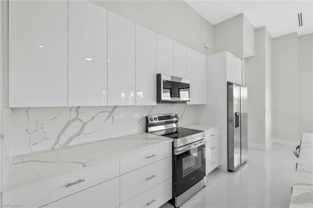 909 11th CT, Cape Coral, FL 33991