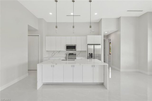 909 11th CT, Cape Coral, FL 33991