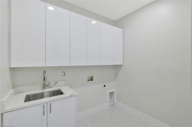 909 11th CT, Cape Coral, FL 33991