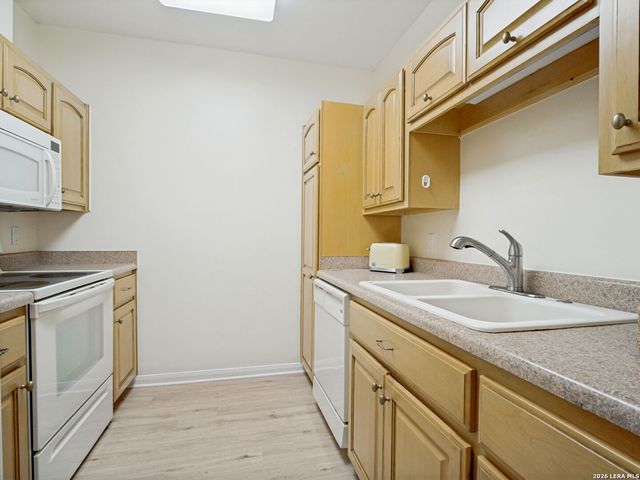 1 Towers Park Ln Apt 2207, San Antonio, TX 78209