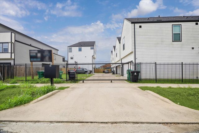 104 E 44th Street A, Houston, TX 77018
