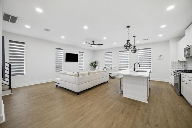 104 E 44th Street A, Houston, TX 77018