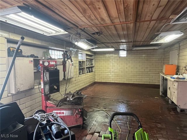 1556 Niles Road SE, Warren, OH 44484