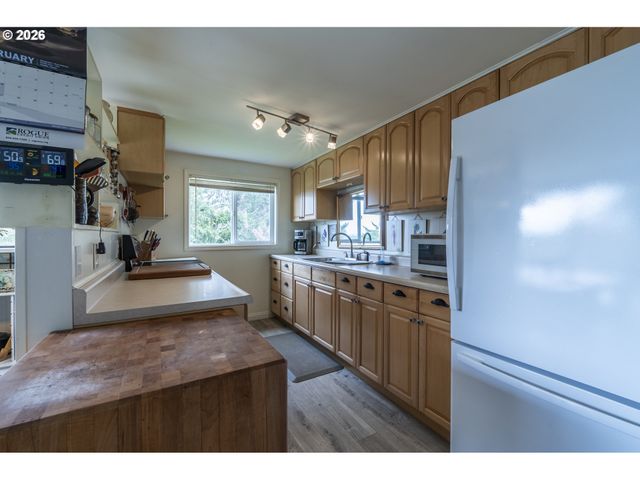 42528 HENSLEY HILL Rd, Port Orford, OR 97465