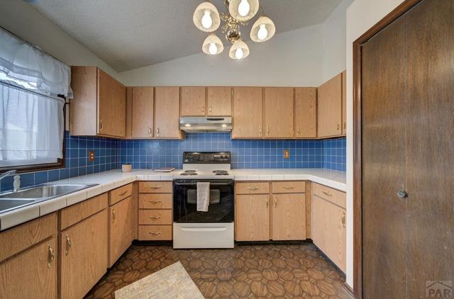 14 Crested Hill Ct., Pueblo, CO 81008