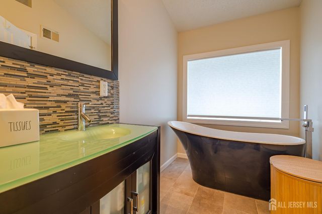 32 Springwood Court, South Brunswick, NJ 08540