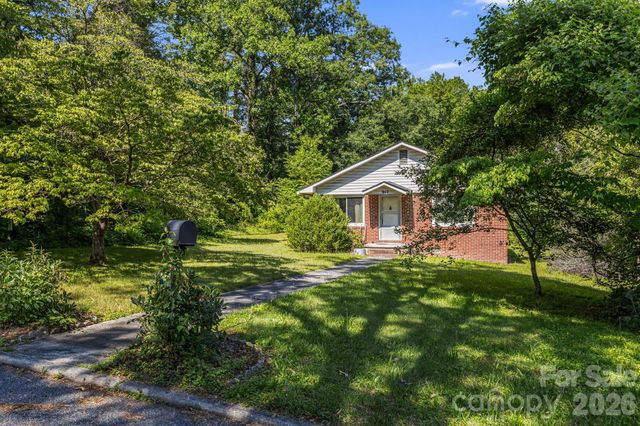 917 Fassifern Court, Hendersonville, NC 28791