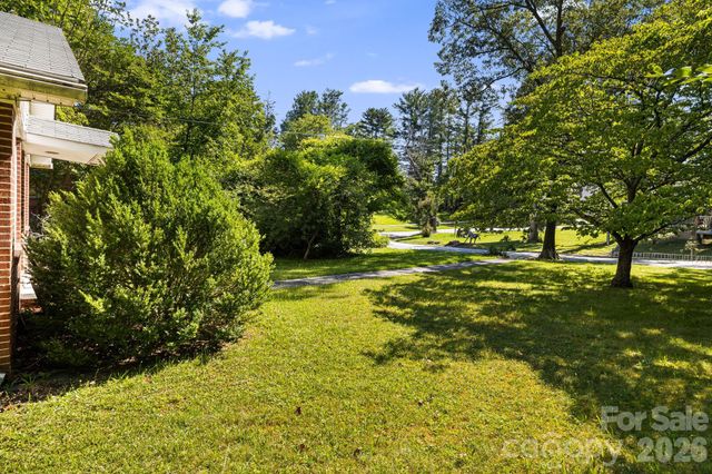 917 Fassifern Court, Hendersonville, NC 28791