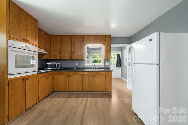 917 Fassifern Court, Hendersonville, NC 28791