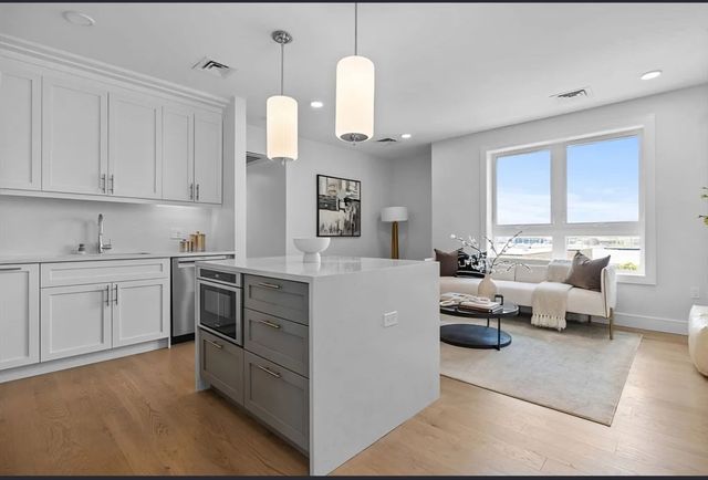 301 Border PH, Boston, MA 02128