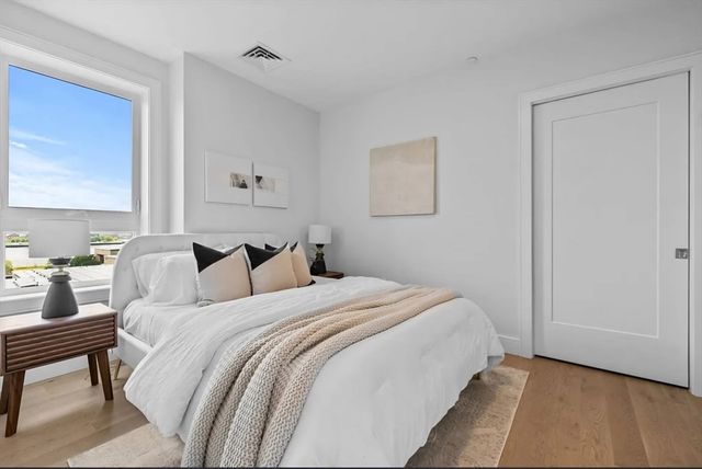 301 Border PH, Boston, MA 02128